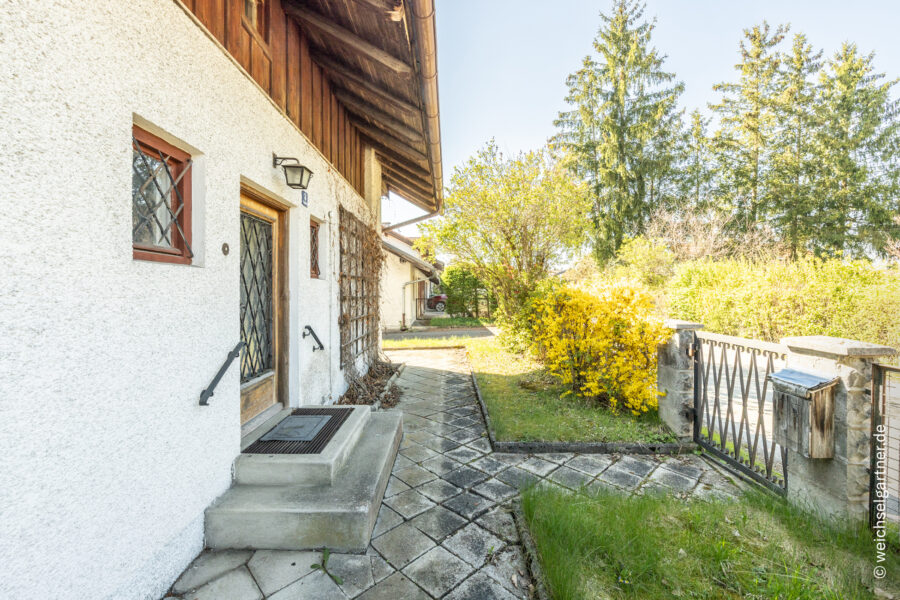 Sanierungsbedürftiges Wohnhaus mit Nebengebäude und Potenzial zur Neubebauung - Eingangsbereich Wohnhaus