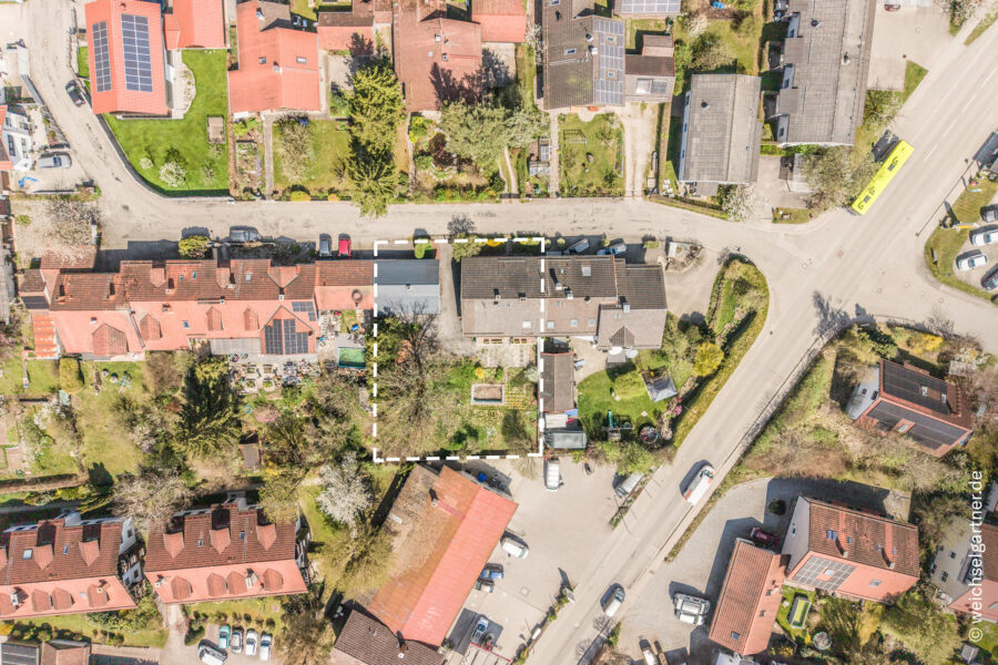 Sanierungsbedürftiges Wohnhaus mit Nebengebäude und Potenzial zur Neubebauung - Skizzierter Grenzverlauf