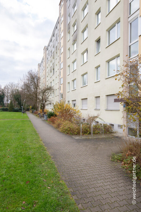 Vermietete 2-Zimmer-Eigentumswohnung mit sonniger West-Loggia und Tiefgaragen-Einzelstellplatz - Die gepflegte Wohnanlage