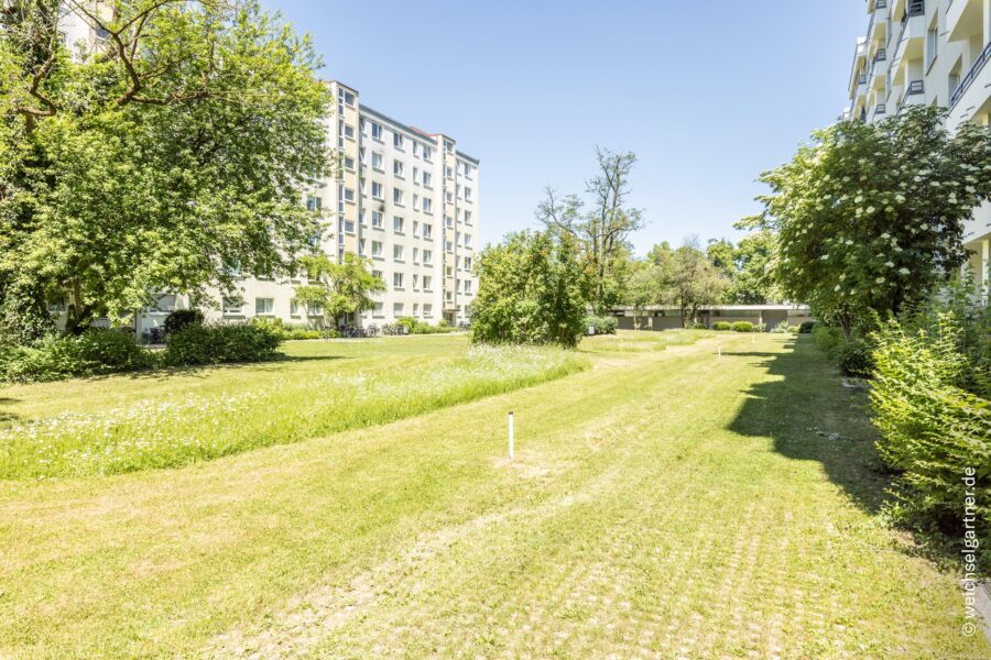 Vermietete 2-Zimmer-Eigentumswohnung mit sonniger West-Loggia und Tiefgaragen-Einzelstellplatz - Parkähnliches Grundsück