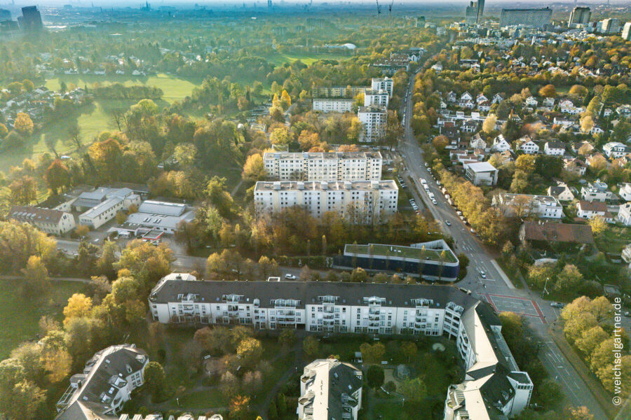 Vermietete 2-Zimmer-Eigentumswohnung mit sonniger West-Loggia und Tiefgaragen-Einzelstellplatz - Drohnenaufnahme