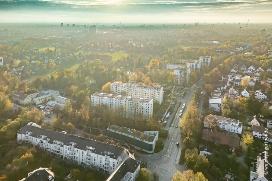 Vermietete 2-Zimmer-Eigentumswohnung mit sonniger West-Loggia und Tiefgaragen-Einzelstellplatz - Drohnenaufnahme