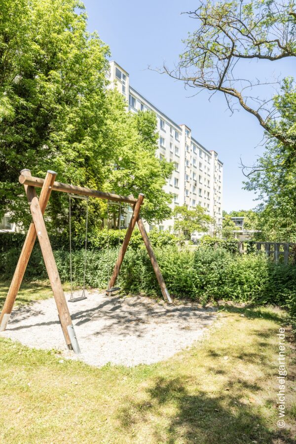 Vermietete 2-Zimmer-Eigentumswohnung mit sonniger West-Loggia und Tiefgaragen-Einzelstellplatz - Die gepflegte Wohnanlage