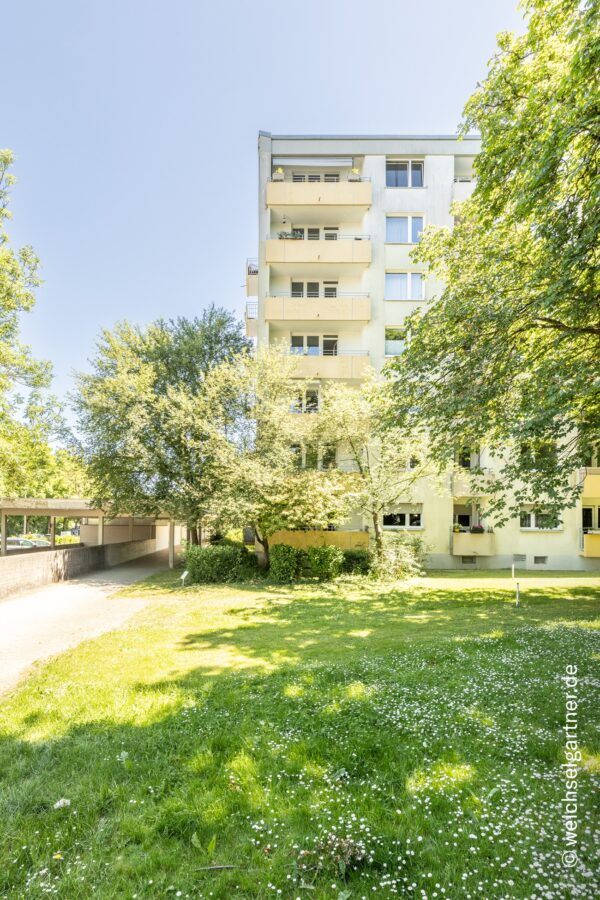 Vermietete 2-Zimmer-Eigentumswohnung mit sonniger West-Loggia und Tiefgaragen-Einzelstellplatz - Blick auf den Balkon