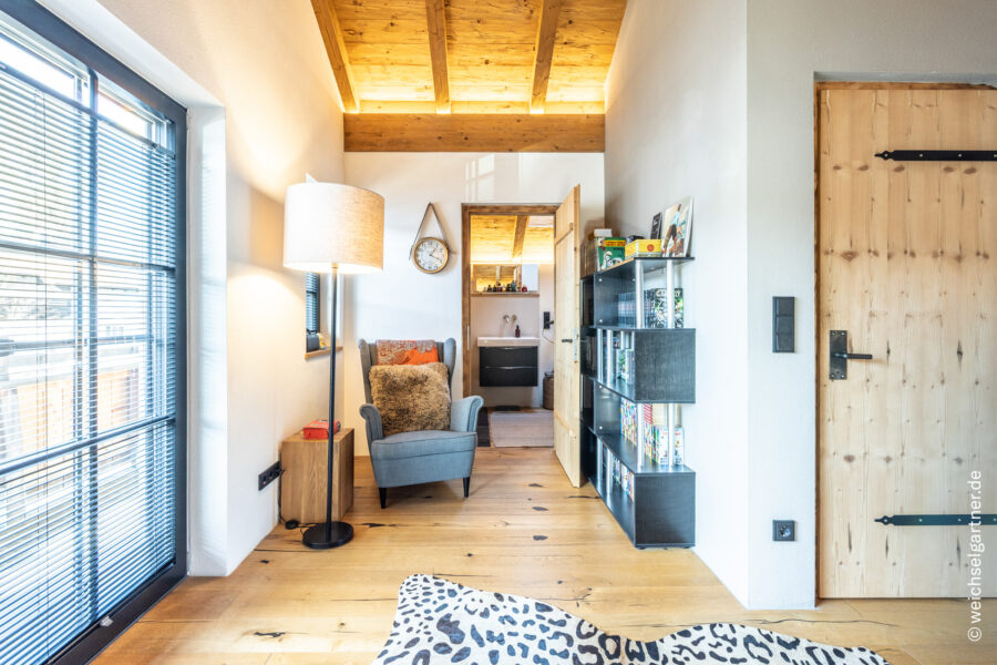 Design trifft Handwerkskunst: Luxus-Einfamilienhaus mit beheiztem Naturteich & Energieautarkie - Blick in Richtung Badezimmer