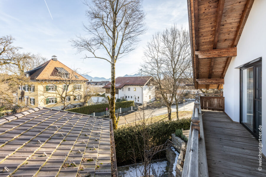 Design trifft Handwerkskunst: Luxus-Einfamilienhaus mit beheiztem Naturteich & Energieautarkie - Traumhafter Bergblick