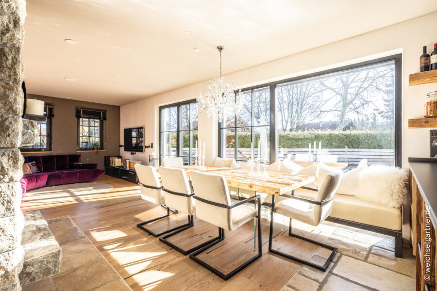 Design trifft Handwerkskunst: Luxus-Einfamilienhaus mit beheiztem Naturteich & Energieautarkie - Großzügiger Essbereich