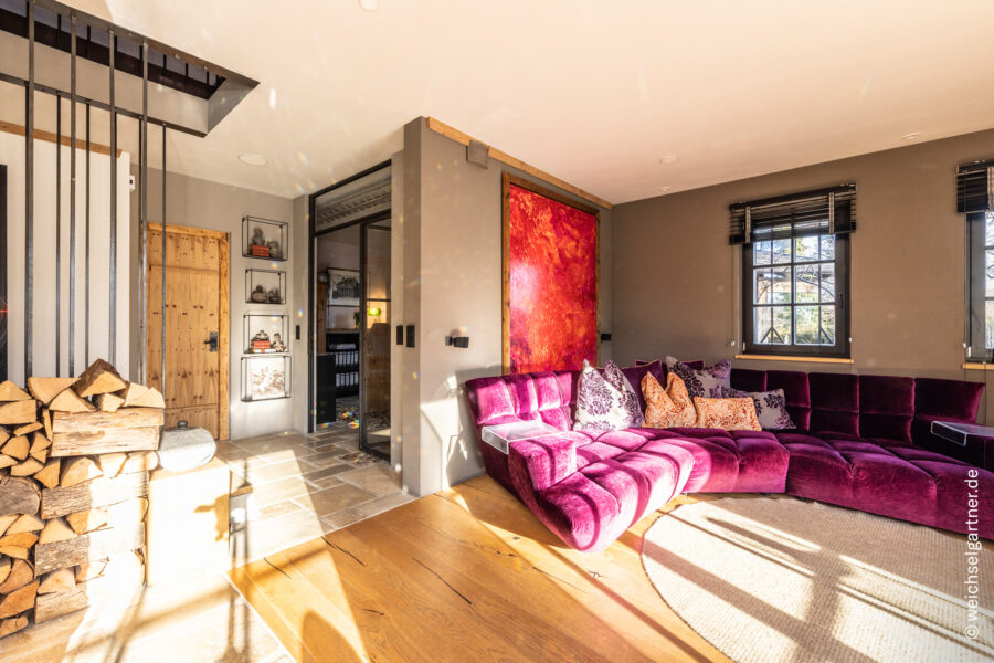 Design trifft Handwerkskunst: Luxus-Einfamilienhaus mit beheiztem Naturteich & Energieautarkie - Lichtdurchflutete Atmosphäre