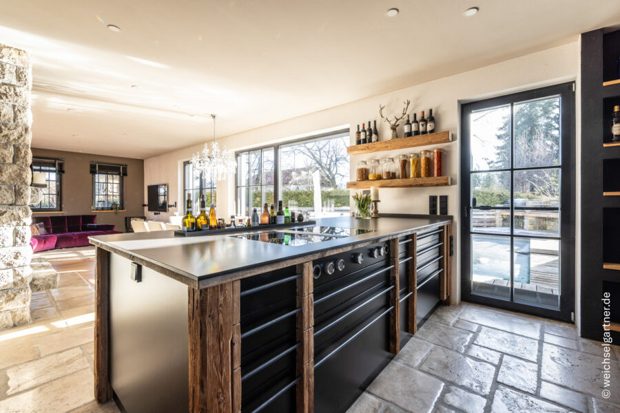 Design trifft Handwerkskunst: Luxus-Einfamilienhaus mit beheiztem Naturteich & Energieautarkie - Design trifft Funktion