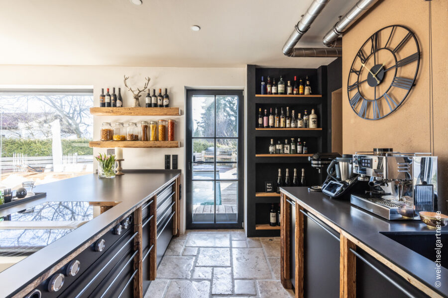 Design trifft Handwerkskunst: Luxus-Einfamilienhaus mit beheiztem Naturteich & Energieautarkie - Designküche mit Anspruch