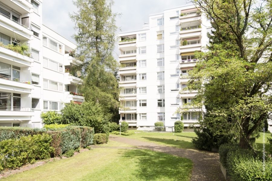 Renovierte und bezugsfreie Eigentumswohnung mit Süd-West-Balkon - Hofansicht