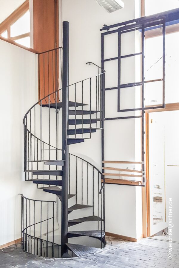 Viel Platz zur Entfaltung: Freistehendes Einfamilienhaus mit Künstler-Atelier in sehr ruhiger Lage - Wendeltreppe Atelierhaus