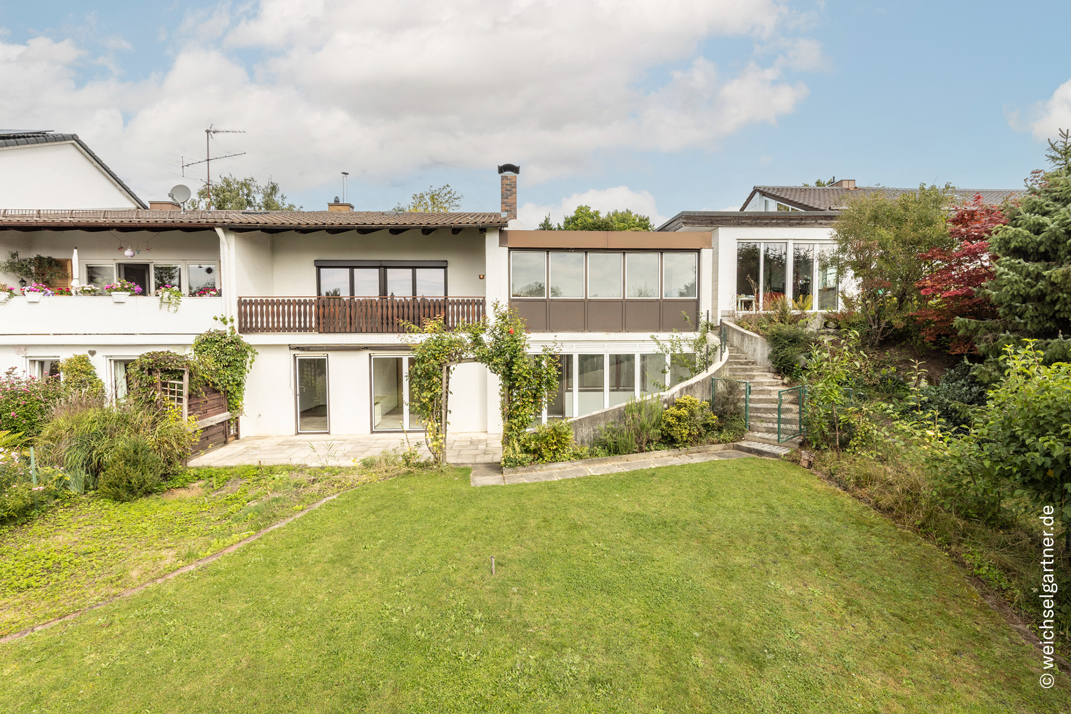 Außergewöhnliches Reiheneckhaus in schöner Hanglage mit Doppelgarage und traumhaftem Südgarten, 85560 Ebersberg, Reiheneckhaus