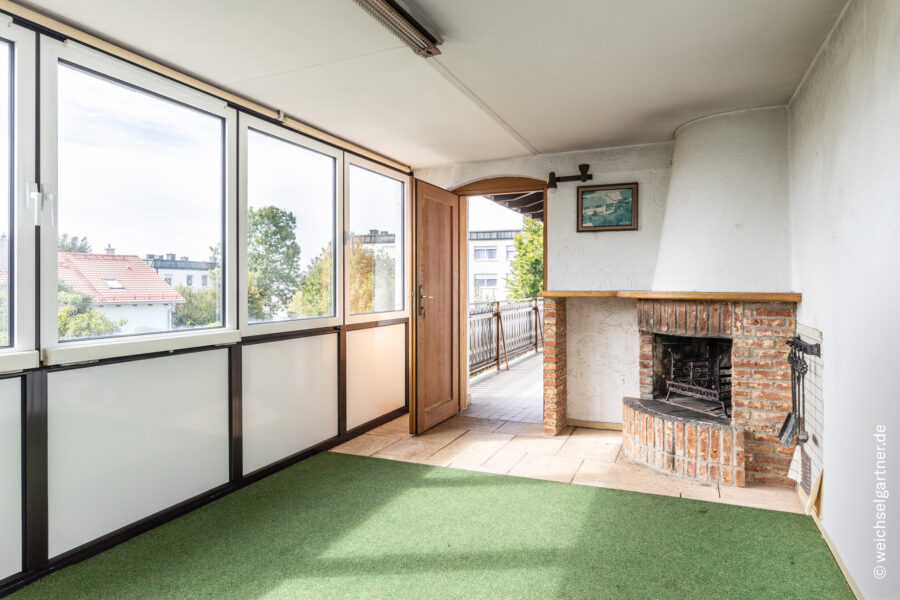 Außergewöhnliches Reiheneckhaus in schöner Hanglage mit Doppelgarage und traumhaftem Südgarten - Wintergarten mit Kamin