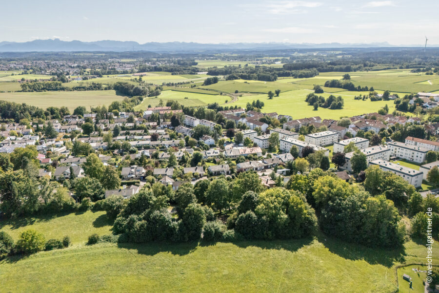 Außergewöhnliches Reiheneckhaus in schöner Hanglage mit Doppelgarage und traumhaftem Südgarten - Drohnenaufahme