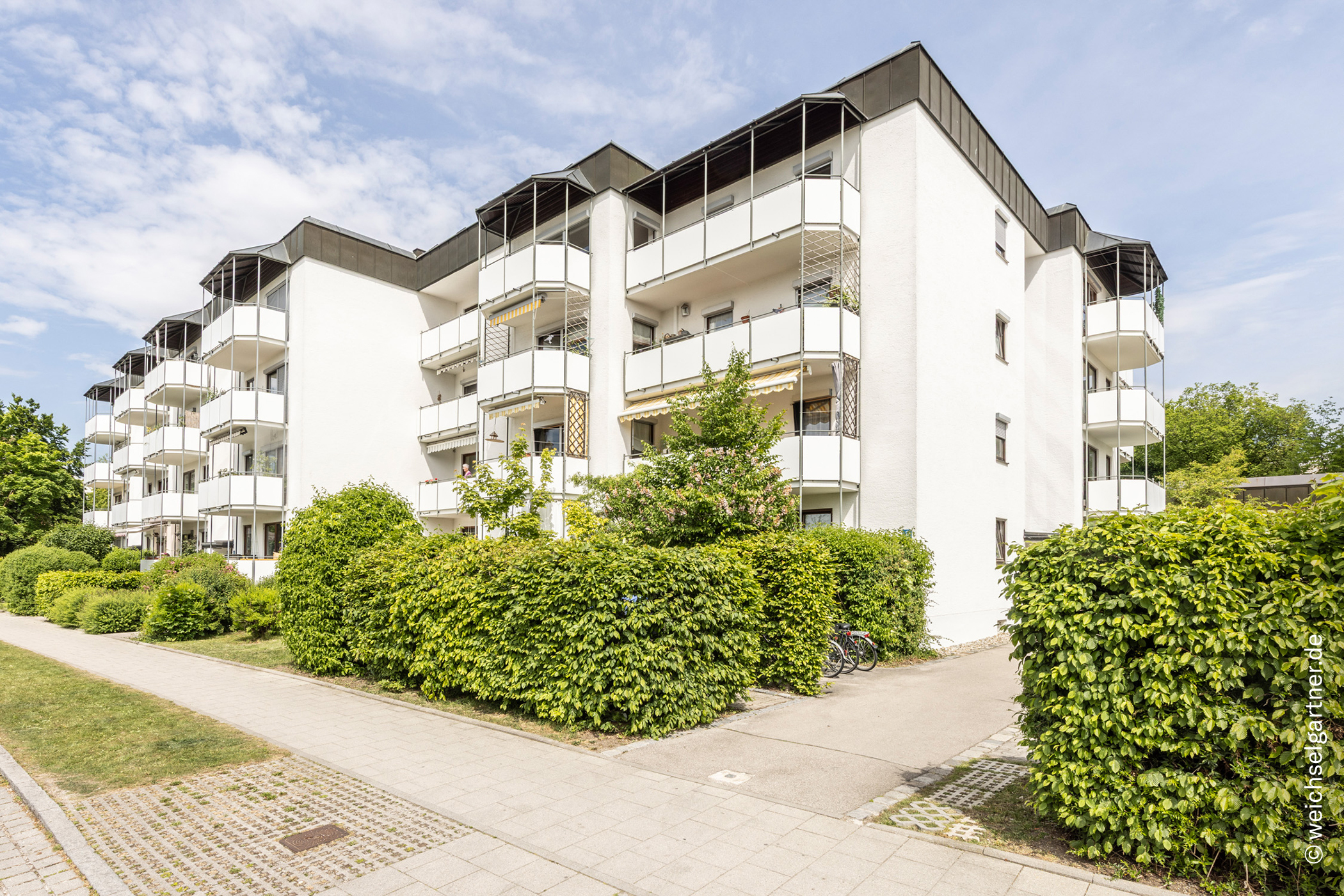 Ansprechende Eigentumswohnung mit herrlicher West-Loggia und Tiefgaragen-Einzelstellplatz, 80997 München, Wohnung