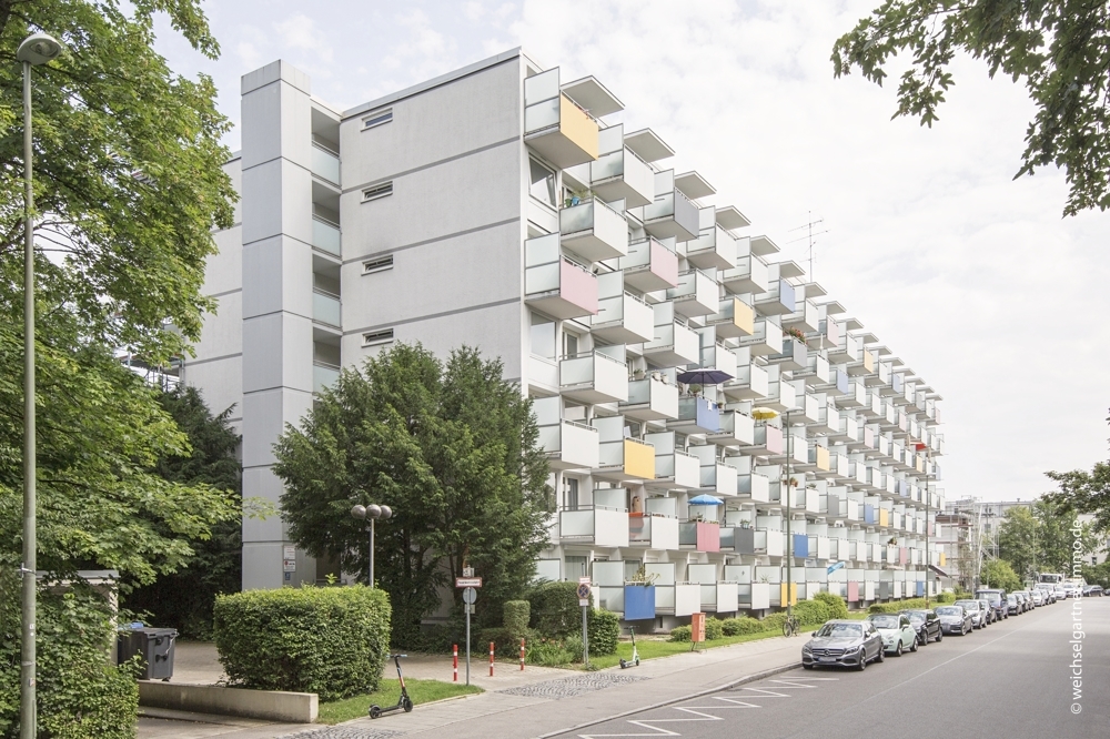 Vermietetes Appartement mit Balkon am Arabellapark, 81925 München, Etagenwohnung