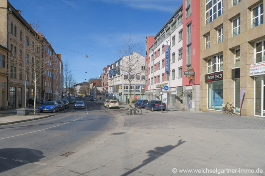Interessante Gewerbeeinheit in Bestlage Pasings - auch Wohnnutzung möglich - Blick vom Pasinger Marienplatz auf die Immobilie