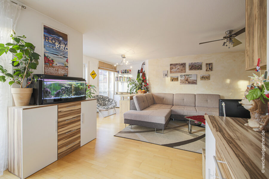 Attraktive 3 Zimmer Eigentumswohnung mit Südwest-Balkon und Privatgarten - Lichtdurchflutetes Wohnzimmer