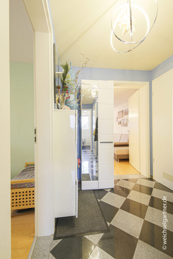 Attraktive 3 Zimmer Eigentumswohnung mit Südwest-Balkon und Privatgarten - Weitere Ansicht der Diele