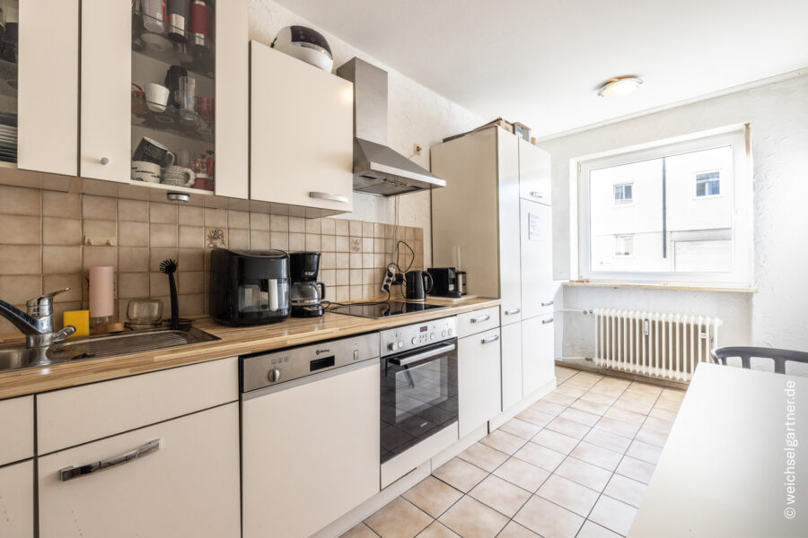 Top geschnittene 3-Zimmer-Wohnung mit Balkon in nächster Nähe zum Olympiapark und Leonrodplatz - Küche mit Einbauküche
