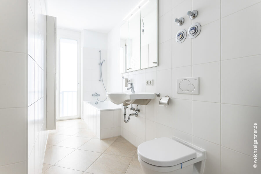 Attraktive Dachterrassen-Maisonette-Wohnung in ruhiger Lage mit Bergblick und TG-Einzelstellplatz - Badezimmer mit Fenster