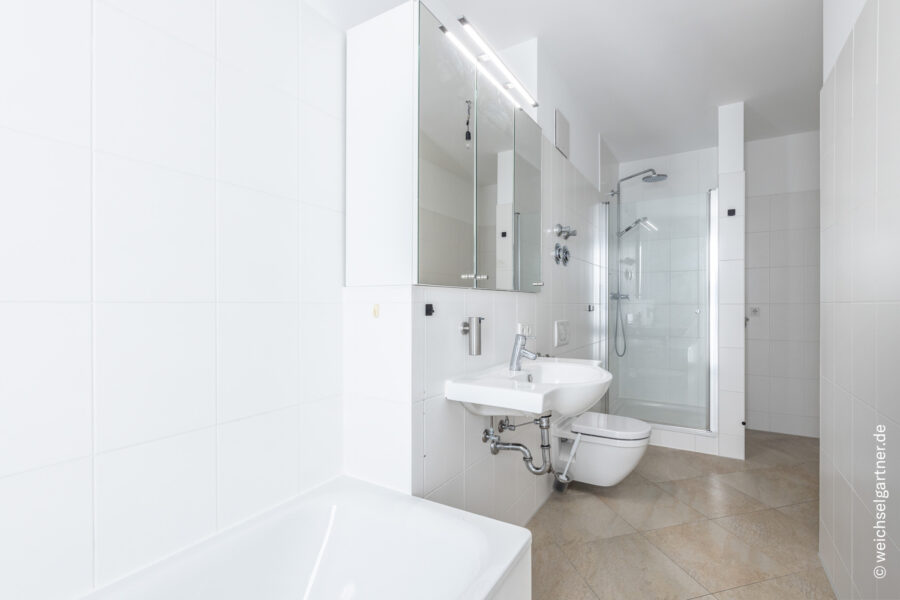 Attraktive Dachterrassen-Maisonette-Wohnung in ruhiger Lage mit Bergblick und TG-Einzelstellplatz - Weitere Aufnahme – Badezimmer