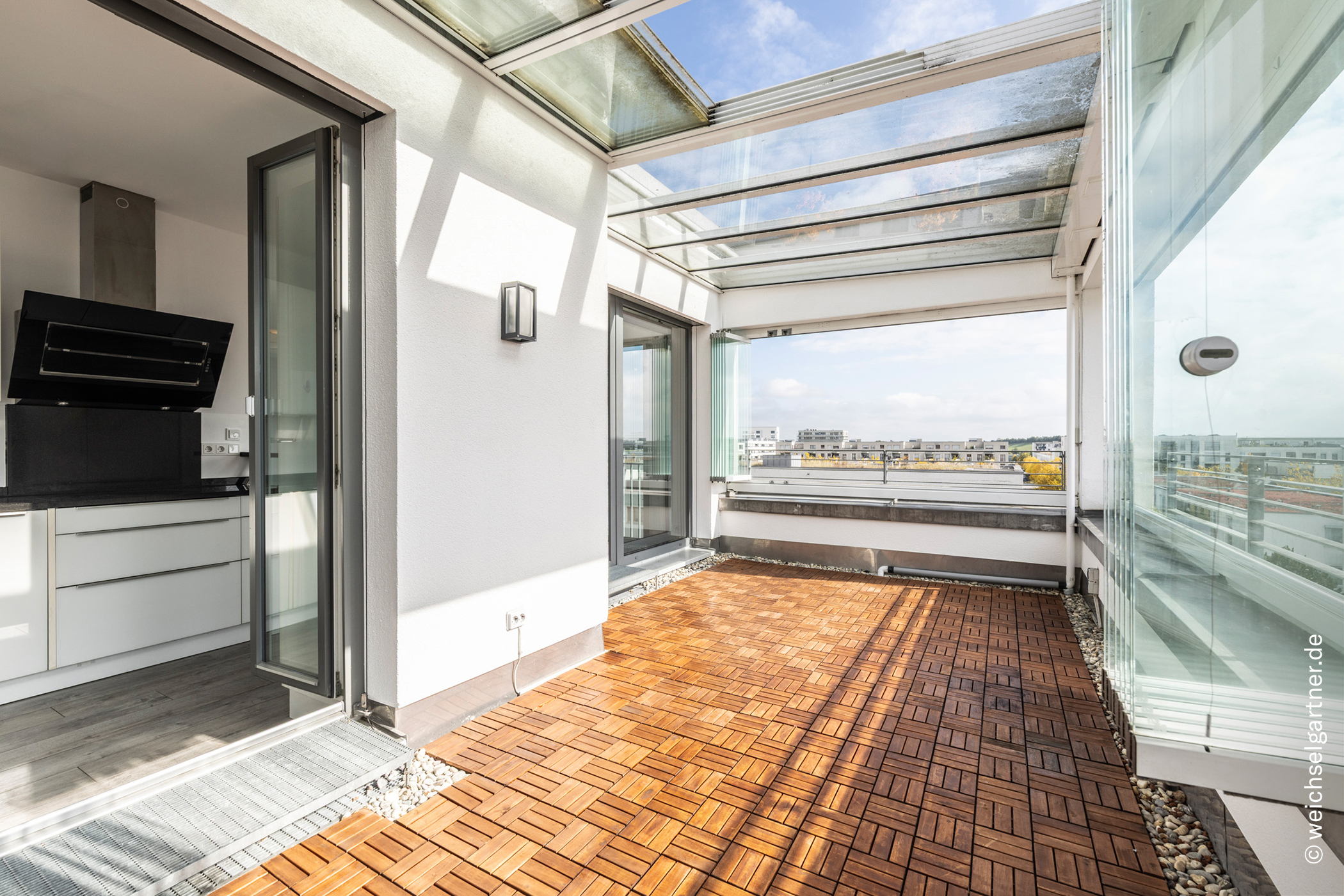 Attraktive Dachterrassen-Maisonette-Wohnung in ruhiger Lage mit Bergblick und TG-Einzelstellplatz, 81829 München, Maisonettewohnung