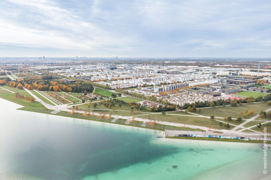 Attraktive Dachterrassen-Maisonette-Wohnung in ruhiger Lage mit Bergblick und TG-Einzelstellplatz - Drohnenaufnahme – Messestadt