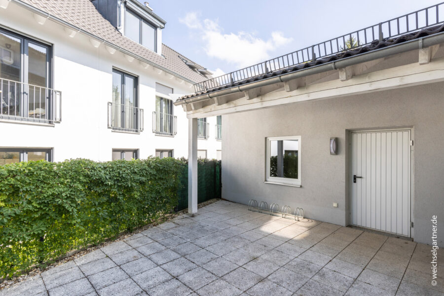 Vielseitiges Wohnbaugrundstück in begehrter Lage von Bogenhausen-Denning - Garagenrückseite