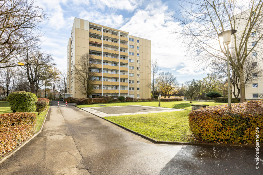 Bezugsfreies Appartement mit Ost-Balkon und Blick ins Grüne - Ansicht vom Wohnhaus