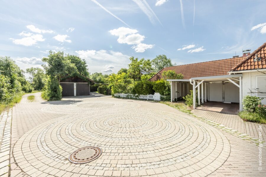 Besonderheit: Charmanter Atrium-Bungalow am Ende einer ruhigen Anliegerstraße - Zufahrt zum Haus
