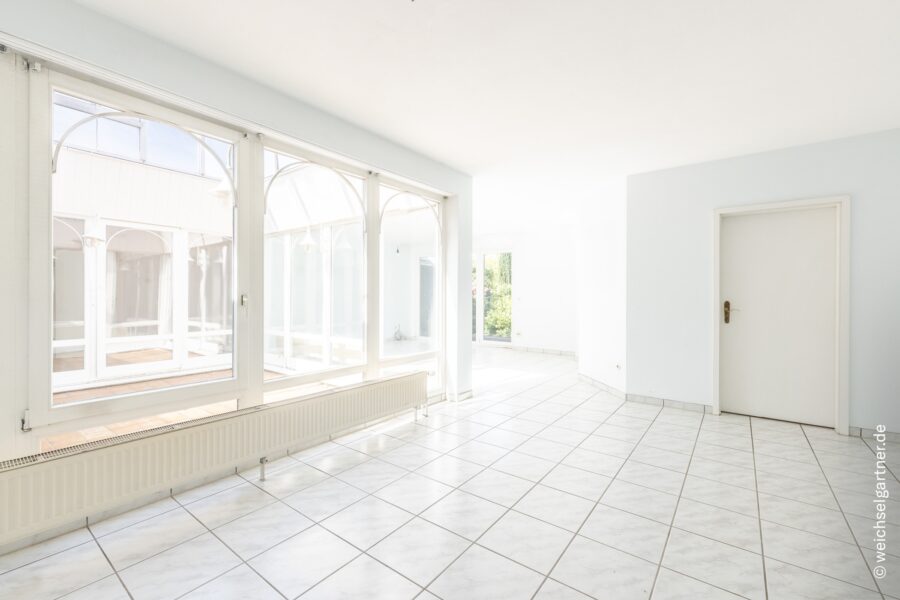 Besonderheit: Charmanter Atrium-Bungalow am Ende einer ruhigen Anliegerstraße - Wohn-/Essbereich und Küche
