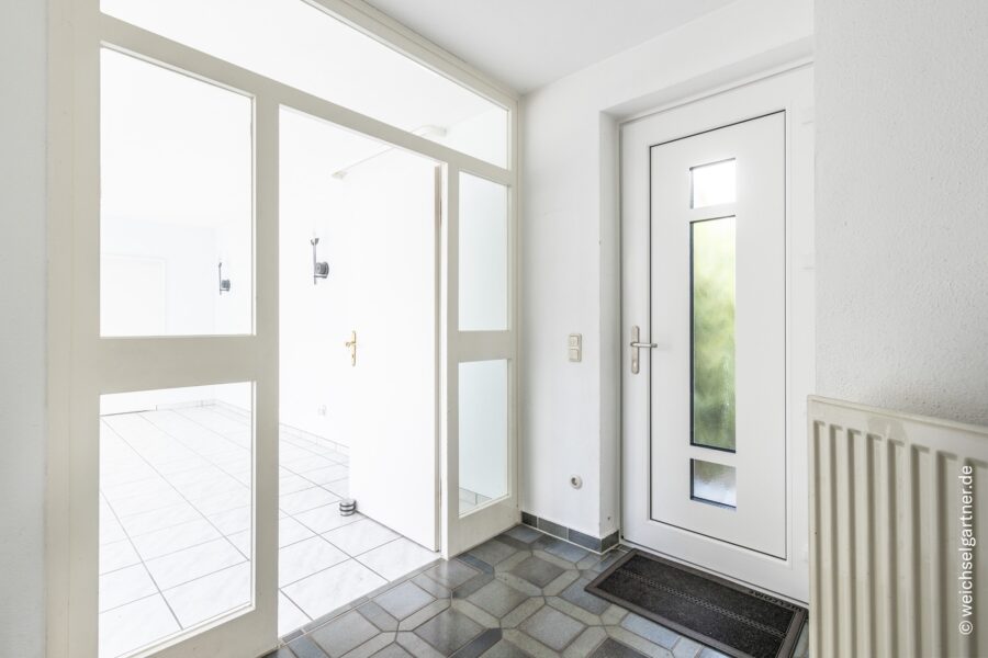 Besonderheit: Charmanter Atrium-Bungalow am Ende einer ruhigen Anliegerstraße - Eingangsbereich
