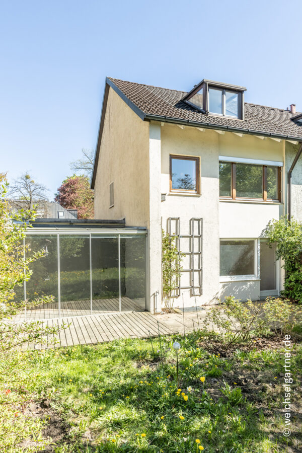 Charmantes Reiheneckhaus mit viel Potenzial und herrlichem Westgarten in zentraler Wohnlage - Rückwärtige Hausansicht