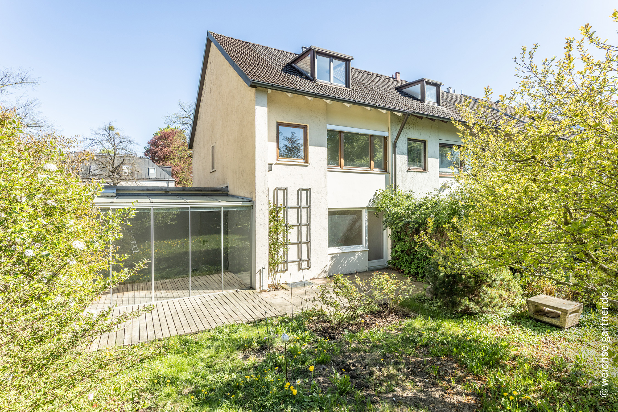 Charmantes Reiheneckhaus mit viel Potenzial und herrlichem Westgarten in zentraler Wohnlage, 81925 München, Reiheneckhaus