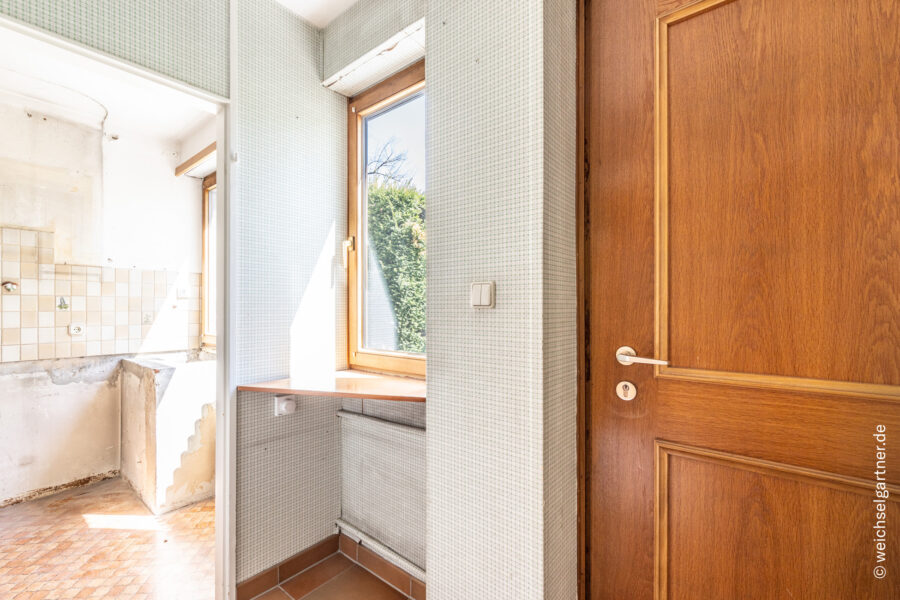Charmantes Reiheneckhaus mit viel Potenzial und herrlichem Westgarten in zentraler Wohnlage - Eingangsbereich mit Garderobe