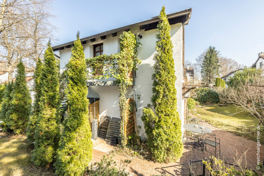 Einfamilienhaus mit Einlieger-Dachstudio und herrlichem Südgarten am Isarhochufer - Die Westseite des Hauses