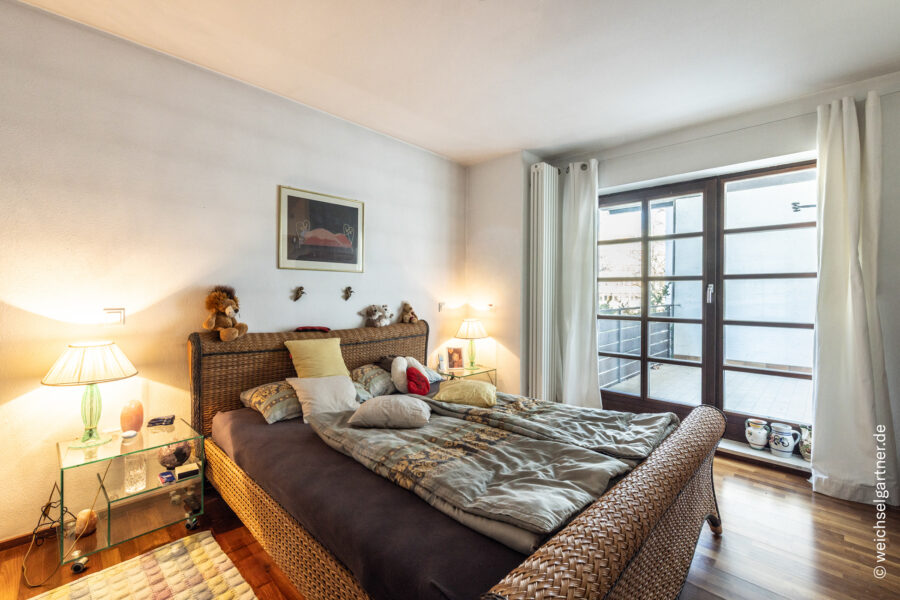 Einfamilienhaus mit Einlieger-Dachstudio und herrlichem Südgarten am Isarhochufer - Das Schlafzimmer mit Loggia