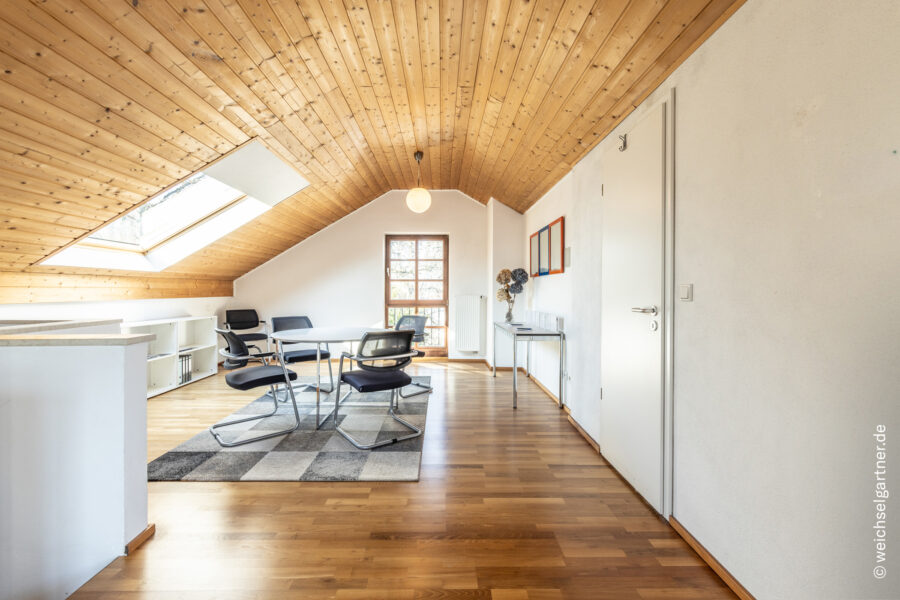 Einfamilienhaus mit Einlieger-Dachstudio und herrlichem Südgarten am Isarhochufer - Großzügiges Dachstudio