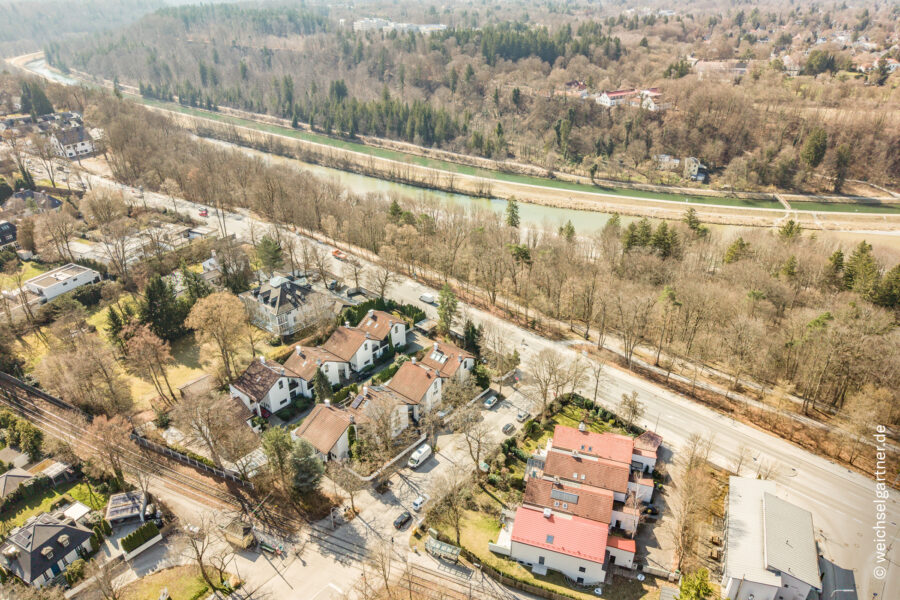 Einfamilienhaus mit Einlieger-Dachstudio und herrlichem Südgarten am Isarhochufer - Drohnenaufnahme