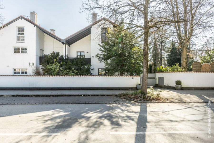 Einfamilienhaus mit Einlieger-Dachstudio und herrlichem Südgarten am Isarhochufer - Hausansicht mit Zufahrt