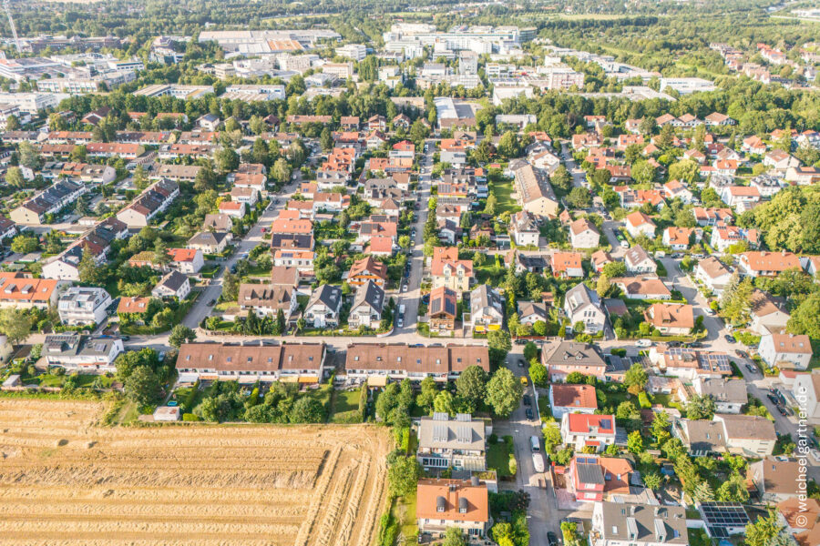 Ideal geschnittenes Baugrundstück in familienfreundlicher Lage - Drohnenbild in Richtung Norden