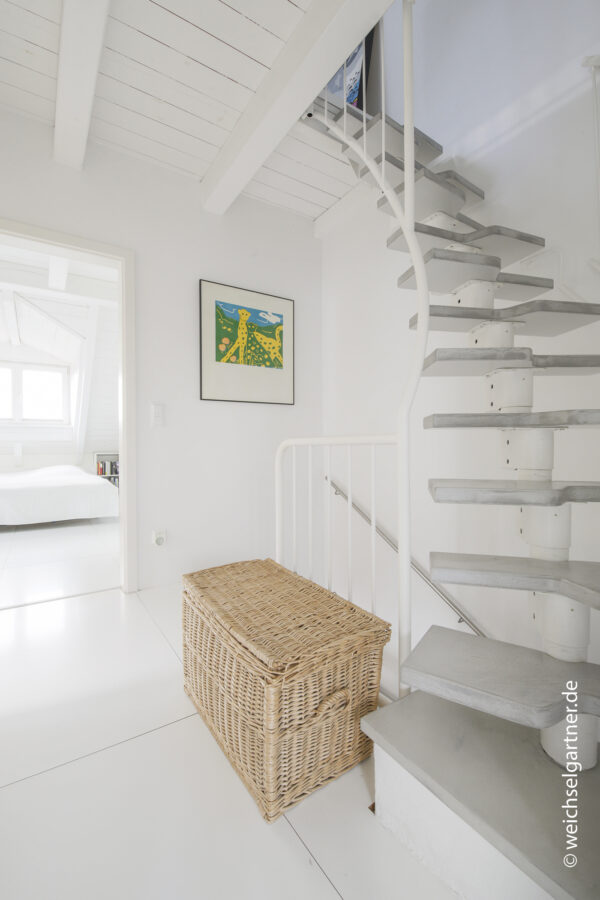 Lichtdurchflutete Maisonettewohnung in ruhiger und begehrter Wohnlage - Aufgang in den Dachspitz