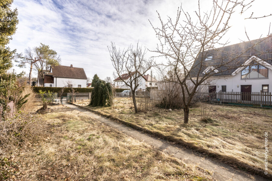 Interessantes Wohnbaugrundstück Nh. Angerloher Wald - Blick Richtung Straße