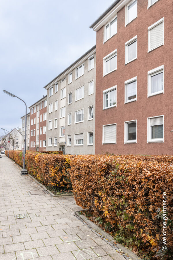 Vermietetes Appartement mit Westbalkon und hervorragender Infrastruktur - Blick von der Straße