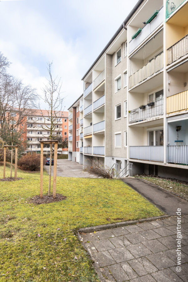 Vermietetes Appartement mit Westbalkon und hervorragender Infrastruktur - Westseite des Gebäudes