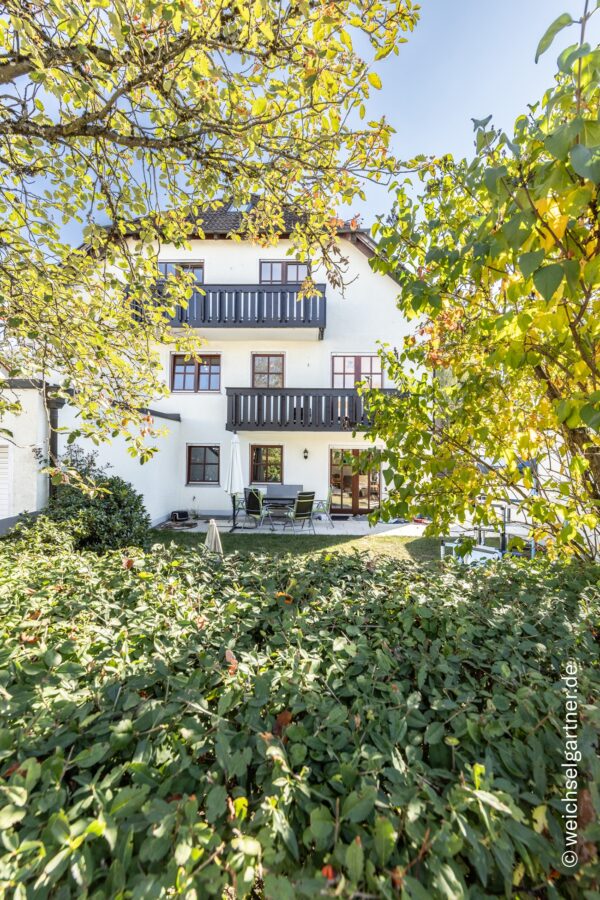 Bezugsfreie, lichtdurchflutete Eigentumswohnung in charmanter Wohnanlage - Rückseite des Hauses