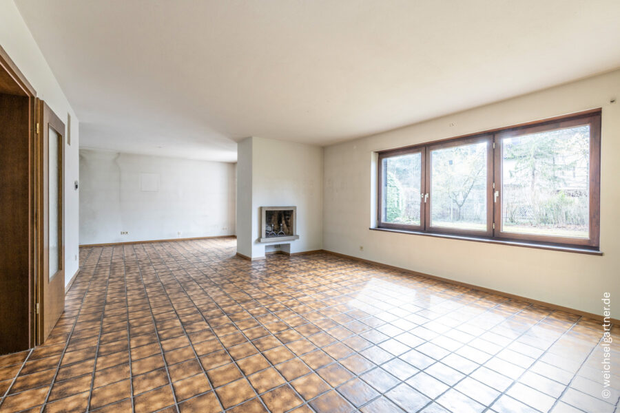 Freistehendes Einfamilienhaus auf idealem Süd-Grundstück in ruhiger Anliegerstraße - Wohnzimmer mit Gartenzugang