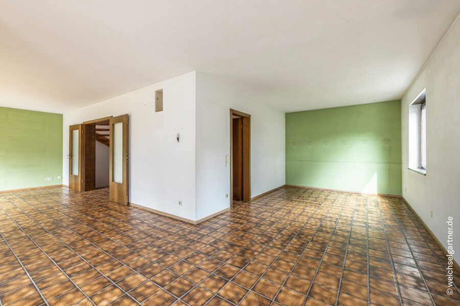 Freistehendes Einfamilienhaus auf idealem Süd-Grundstück in ruhiger Anliegerstraße - Wohnzimmer mit Essplatz